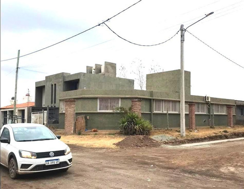 Imagen 1 de 10 de Venta Casa Esquina Barrio Los Robles Córdoba