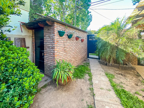 Casa De Tres Dormitorios En Venta En Capitan Bermudez Con Cochera Y Patio