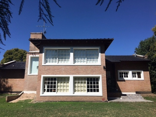 Venta De Vivienda En Un Predio De 5 Hectáreas  En Villa Ganeral Belgrano - Viv0134