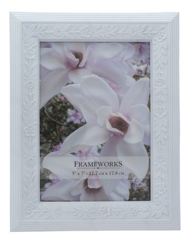 Moldura vertical com flores para decorar design de interiores branco