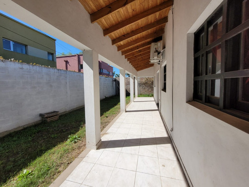 Cantisano Propiedades Vende Excelente Casa Quinta, Amplio Ambiente Con Parrilla!! Muy Buena Zona A Metros De Av.44!!