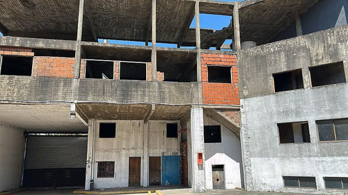 Local Con Deposito De 20 Mts De Frente S/avenida 1,500m2 En Planta Salida A 2 Calles