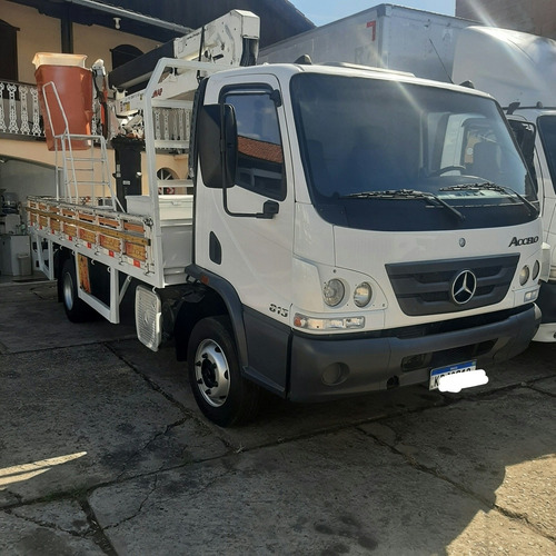 Imagem 1 de 13 de Caminhão 3/4 Mercedes-benz Accelo 815 Cesto Aéreo