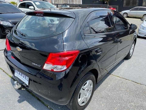 Imagem 8 de 12 de Chevrolet Onix 2015 1.0 Lt 5p
