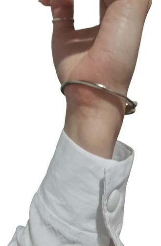 Imagen 2 de 5 de Camisola Blanca Con Broderie Y Botones Mangas Largas