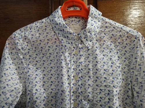 Camisa blanca con dibujos hotsell