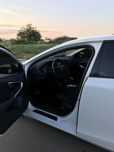 Volvo V40 T4 2.0 Turbo 2017 High Plus At 190 Hp