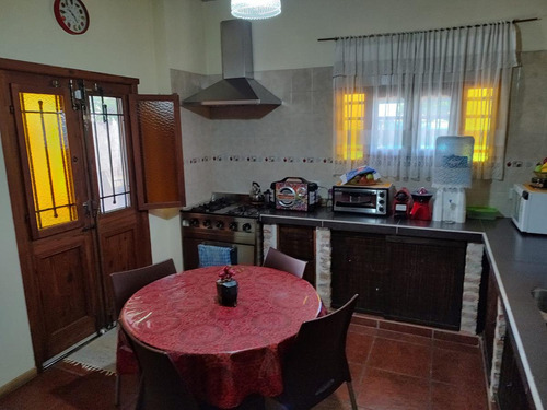 Casa En Venta - 2 Dormitorios 1 Baños 2 Cocheras - 313mts2 - Villa Santos Tesei, Hurlingham
