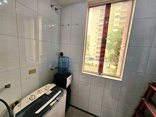 Amplio Apartamento Amoblado En Venta, Urb. Los Caobos, Maracay, Planta Electrica Y Pozo, 25-15272 Mv