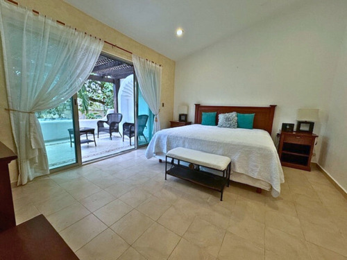 Casa Con Alberca Y Jacuzzi, En Residencial Privado, Venta Playa Del Carmen.