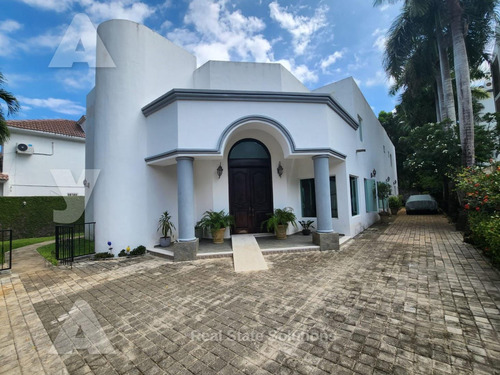 Casa En Venta 4 Recámaras, Amueblada, Piscina, Estudio Tv, Res. Campestre, Cancún