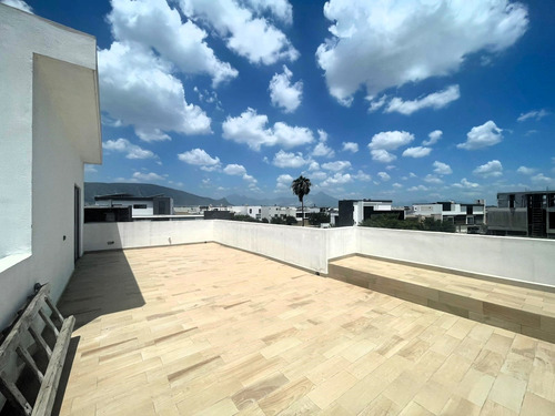Casa En Venta En La Encomienda, Escobedo, Nuevo León Con Alberca Y Terrazas, 4 Recámaras, 3 Niveles, Alberca, Frente A Parque.