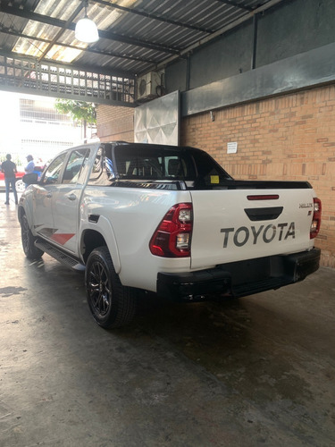 Imagen 3 de 7 de Toyota Hilux Gr