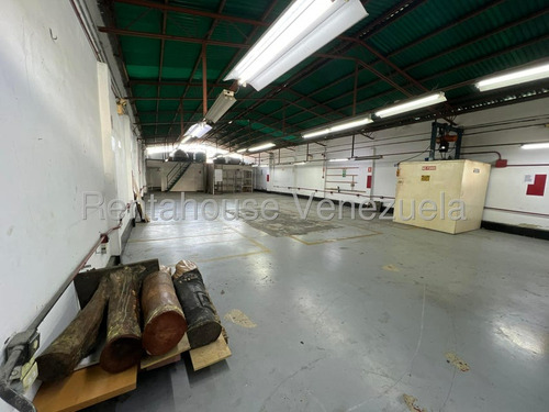 Edificio Industrial En Alquiler En Catia Con Montacarga Y Electricidad 440 Ideal Para Fabricas Depositos Distribuidores Con Showroom Exhibicion Galpon Oficinas Deposito Importadores 25-10144