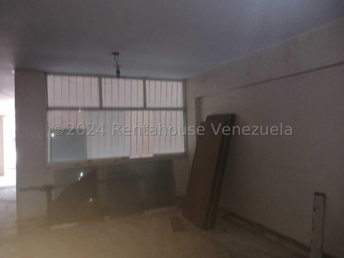 Bray Montoya Vende Amplio Apartamento En El Centro De Barquisimeto En Proceso De Remodelacion Con Todos Los Servicios Basicos Posee 4 Habitaciones 3 Baños Contactame! 2#4#2#0#8#1#3 Bray Montoya