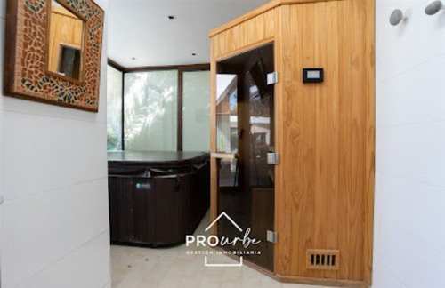 Casa En Venta De 7 Dorm. En La Reina
