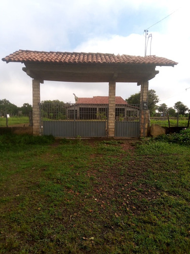 Casa Com 4 Quartos ( Um Suíte), 2 Salas, Cozinha, Varanda