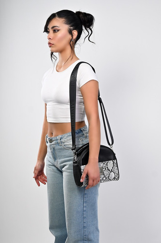 Cartera Bandolera Rummy Bartos Acabado De Los Herrajes Níquel Color Negro Reptil Diseño De La Tela Eco Cuero