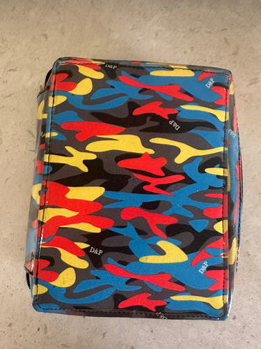 Cartuchera Dyp . 52 Lápices Con Bolsillo Interior. Belgrano Camuflado Azul - Amarillo Y Rojo Camuflado (Usado)