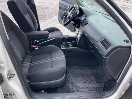 Imagen 10 de 13 de Volkswagen Jetta Clásico 2014 2.0 Cl Team Mt