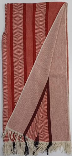Imagen 4 de 4 de Poncho Artesanal Rombos Rojo