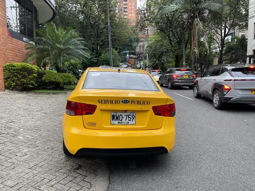 Taxi Kia Cerato Lx Modelo 2015, Color Amarillo, Flota Bernal