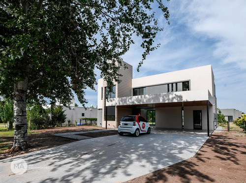 Casa 3 Dormitorios, Jardín, Piscina - Puerto Roldán Barrio Cerrado - Roldán | Venta
