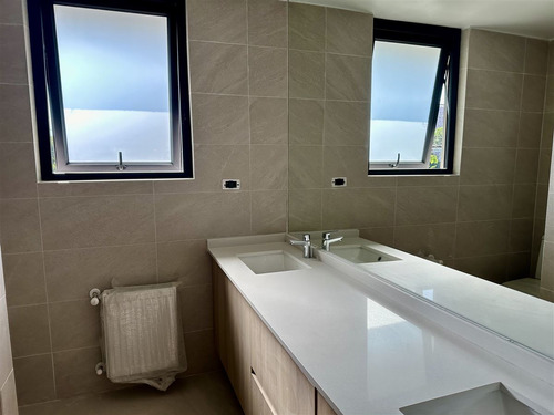 Casa En Venta De 3 Dorm. En Las Condes