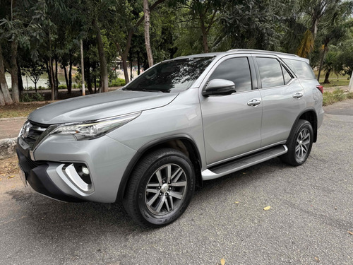 Toyota Hilux SW4 2.8 SRX 4X4 7 LUGARES 16V TURBO INTERCOOLER DIESEL 4P AUTOMÁTICO