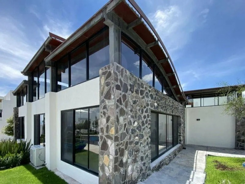 Casa A Precio De Oportunidad! 4 Recámaras, 3 Niveles, Zibatá, Qro. Am