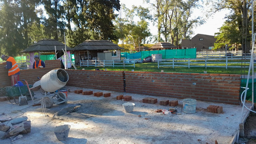 Chalet De Dos Dormitorios - Construcción Totalmente En Ladrillos - En 30 Días