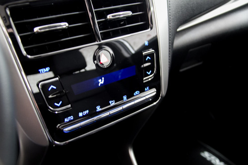 Toyota Yaris Sedan 1.5 Xls Connect Cvt (flex)