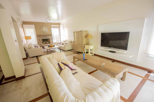 Casa De 5 Ambientes Con Dependencia De Servicio En Venta, En Martínez.