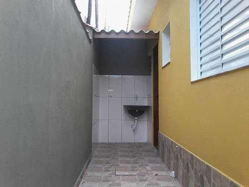 Imagem 11 de 30 de Imóvel Novo Tipo Casa Térrea Em Condominio Fechado Com Excelente Acabamento Com Azulejo Até O Teto Tanto Na Cozinha Como No Banheiro E Moldura De Gesso Nestes Dois Ambientes Janela De Alumínio Cor B