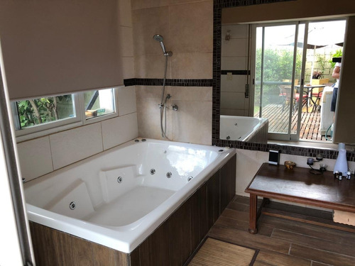 Casa 3 Ambientes Con Cochera Y Parque En Barrios Los Tilos