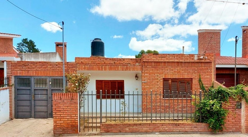 Imagen 1 de 9 de Casa + Depto. En Venta C/ Cochera En Cosquín