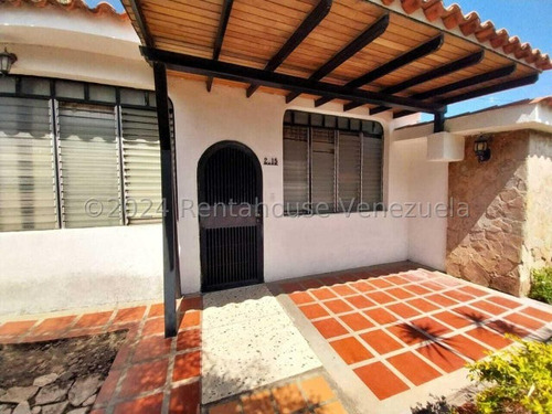 Bella Y Amplia Casa En Venta En Santa Elena Zona Este Ev