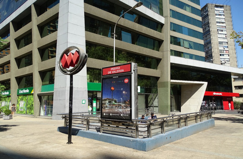 Metro Pedro De Valdivia / Oficina Impecable