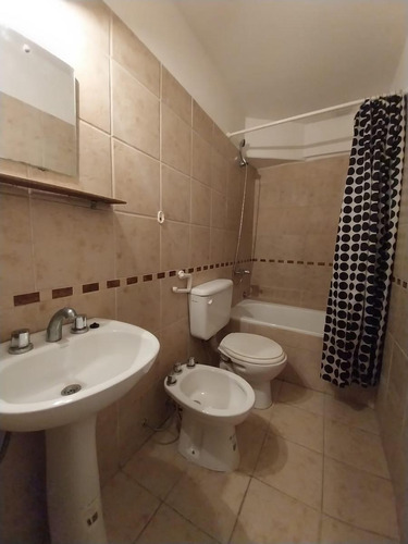Venta Monoambiente Primer Piso, Con Cochera Descubierta En Morón Centro, Moron Norte.-