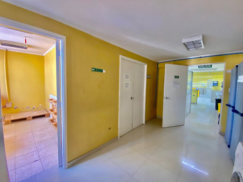 Amplio Sitio Esquina Gran Construcción Adaptable Negocio