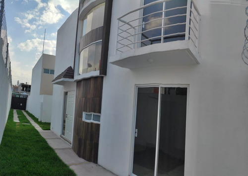 Imagen 1 de 18 de Casa Nueva De Miraflores Ocotlan Tlaxcala Cuatro Recamaras Y Roff Garden Est. 4 Coches Una Recamara Master En Planta Baja Y Tres En Planta Alta La Recamara Principal Con Baño Y Terraza