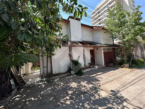 Casa En Venta De 3 Dorm. En Ñuñoa