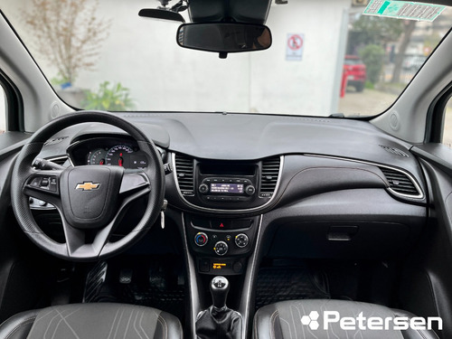 Imagen 11 de 24 de Chevrolet Tracker 1.8 Ls Fwd E5 Mt 5p 2018