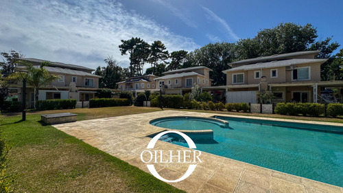 Casa En Venta De 3 Dormitorios C/ Cochera!! Dentro De Complejo Con Pileta!