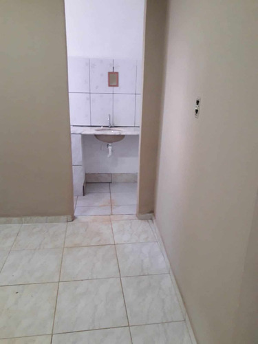 Casa Com 3 Cômodos, 1 Banheiro, Lavanderia, Quintal Amplo.