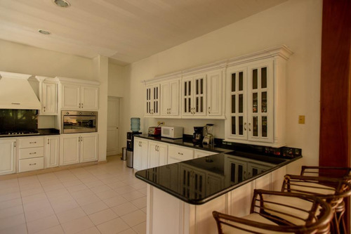 Vendo Magnífica Villa En Metro Country Club, Una Mansión De Lujo En Juan Dolió, República Dominicana