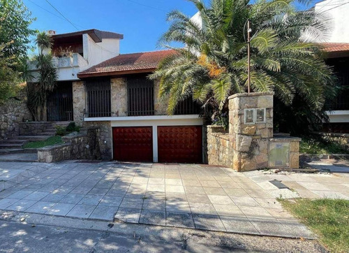Casa En Venta - 4 Dormitorios 5 Baños - Morón
