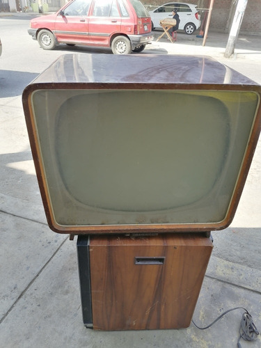 Antiguo Televisor Philips A Tubos. 