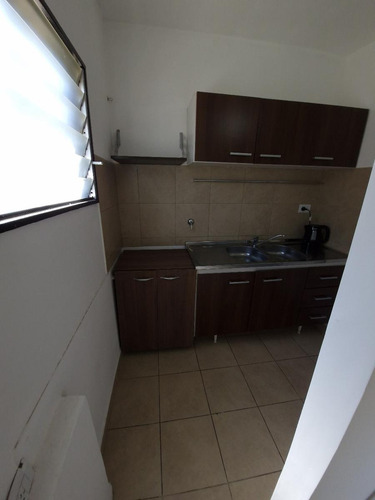 Casa En Venta - 2 Dormitorios 1 Baño - Cochera - 99mts2 - Adrogué