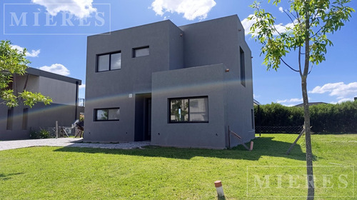 Casa En Venta Sobre Lote Interno En Barrio Ceibos Puertos